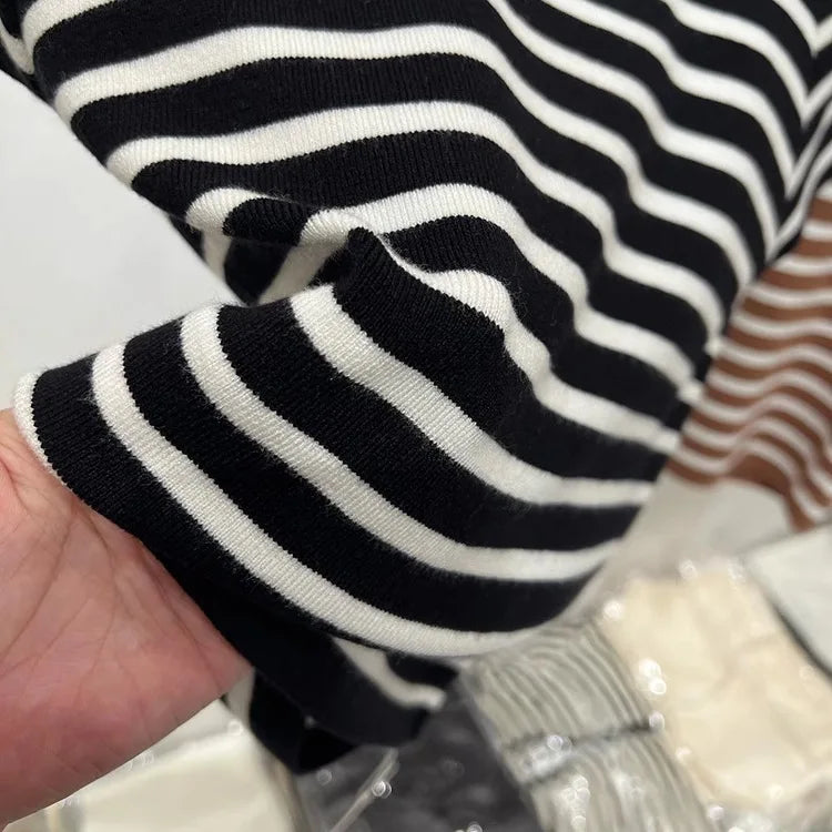 Meia gola alta pulôver listrado camisola fino ajuste camisa superior feminina início da primavera e outono manga curta camisa de fundo