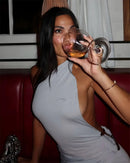 Mozision um ombro sem costas sexy maxi vestido feminino moda fivela de metal gola diagonal sem mangas drapeado clube vestido longo